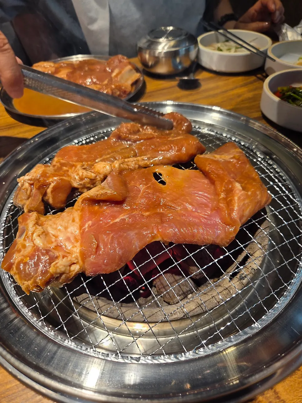 숯불 위에서 익어가는 양념돼지갈비