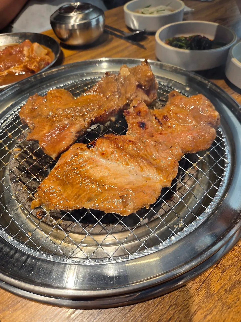 자주 뒤집으며 구운 양념갈비