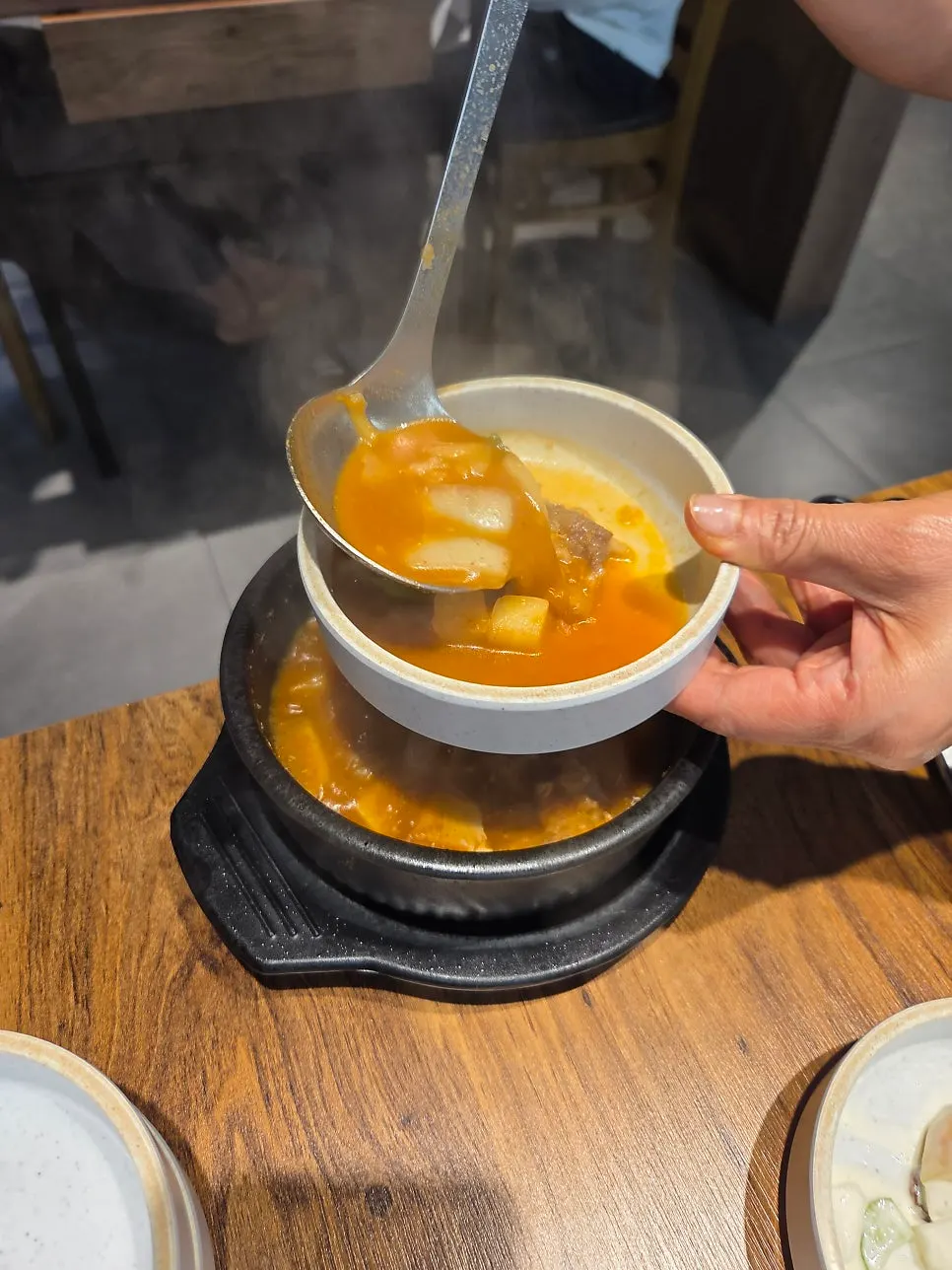큰 뚝배기에 나온 서비스 된장찌개