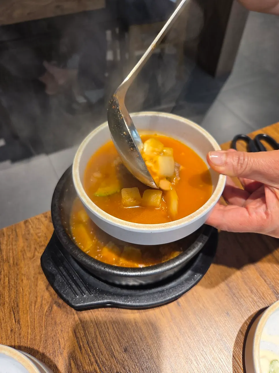 채소와 고기가 들어간 된장찌개