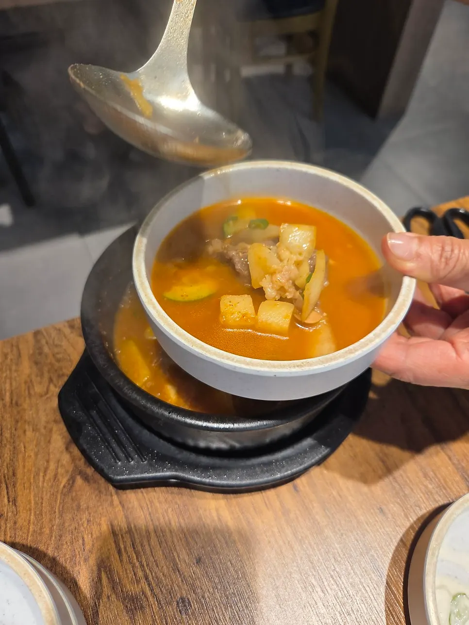 진한 국물이 보이는 된장찌개 클로즈업