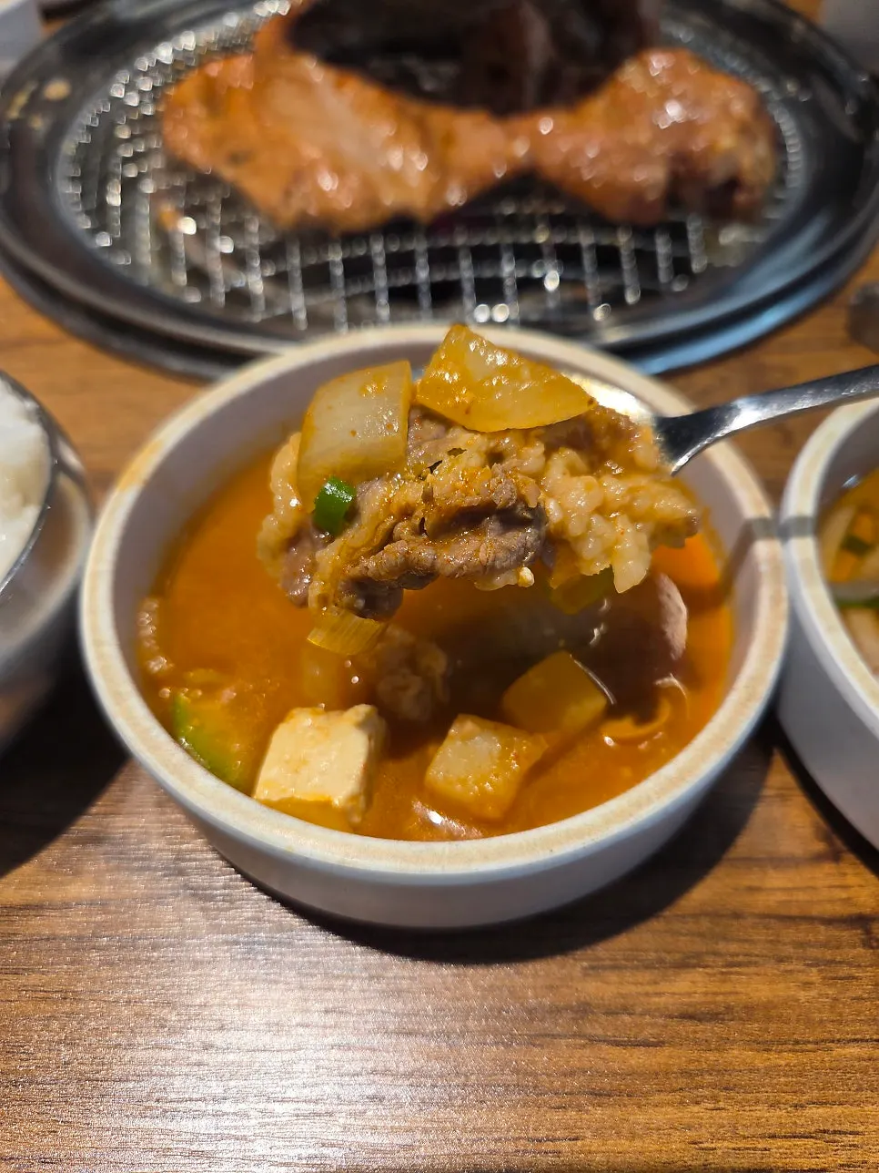 숟가락으로 떠올린 된장찌개 건더기