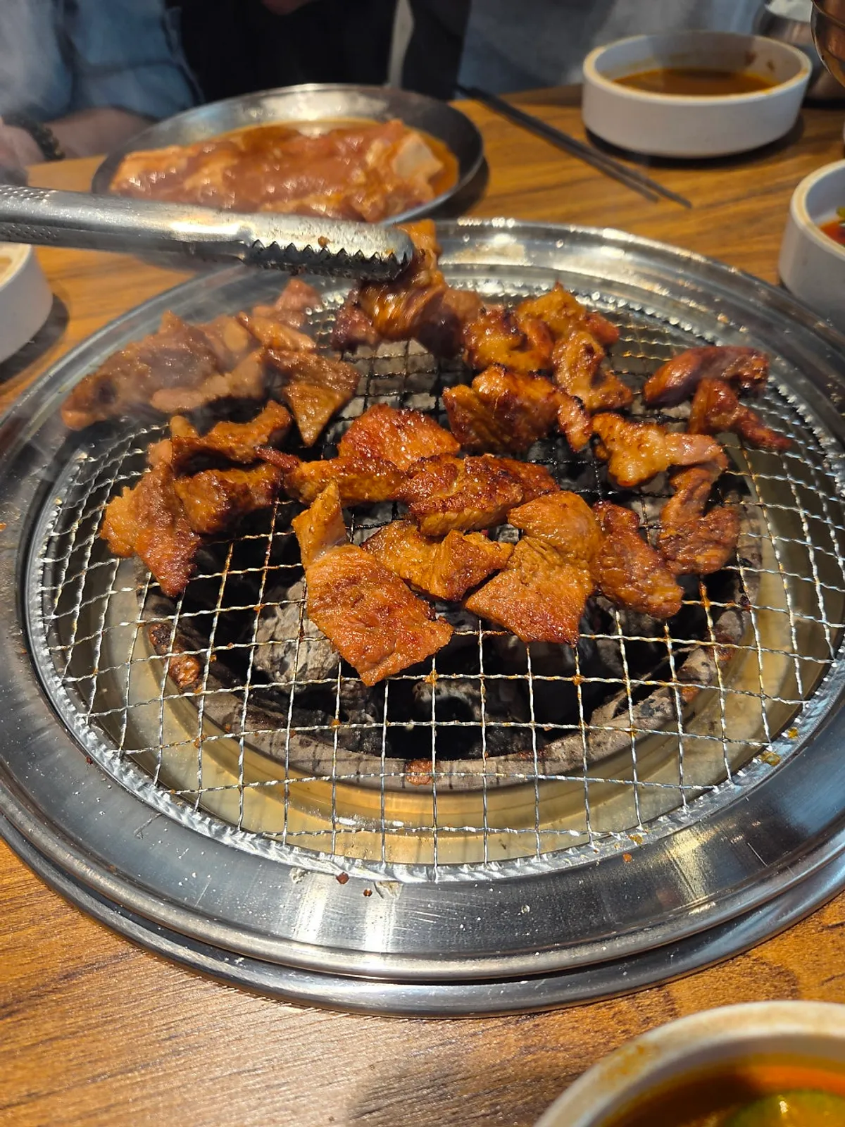 숯불 불향이 입혀진 양념돼지갈비 한 점
