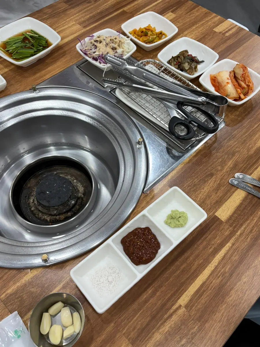 식사 전 준비된 고기 상차림