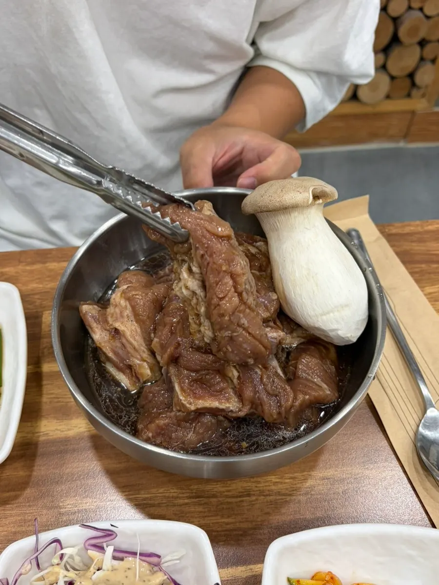 양념 가득 담긴 돼지갈비