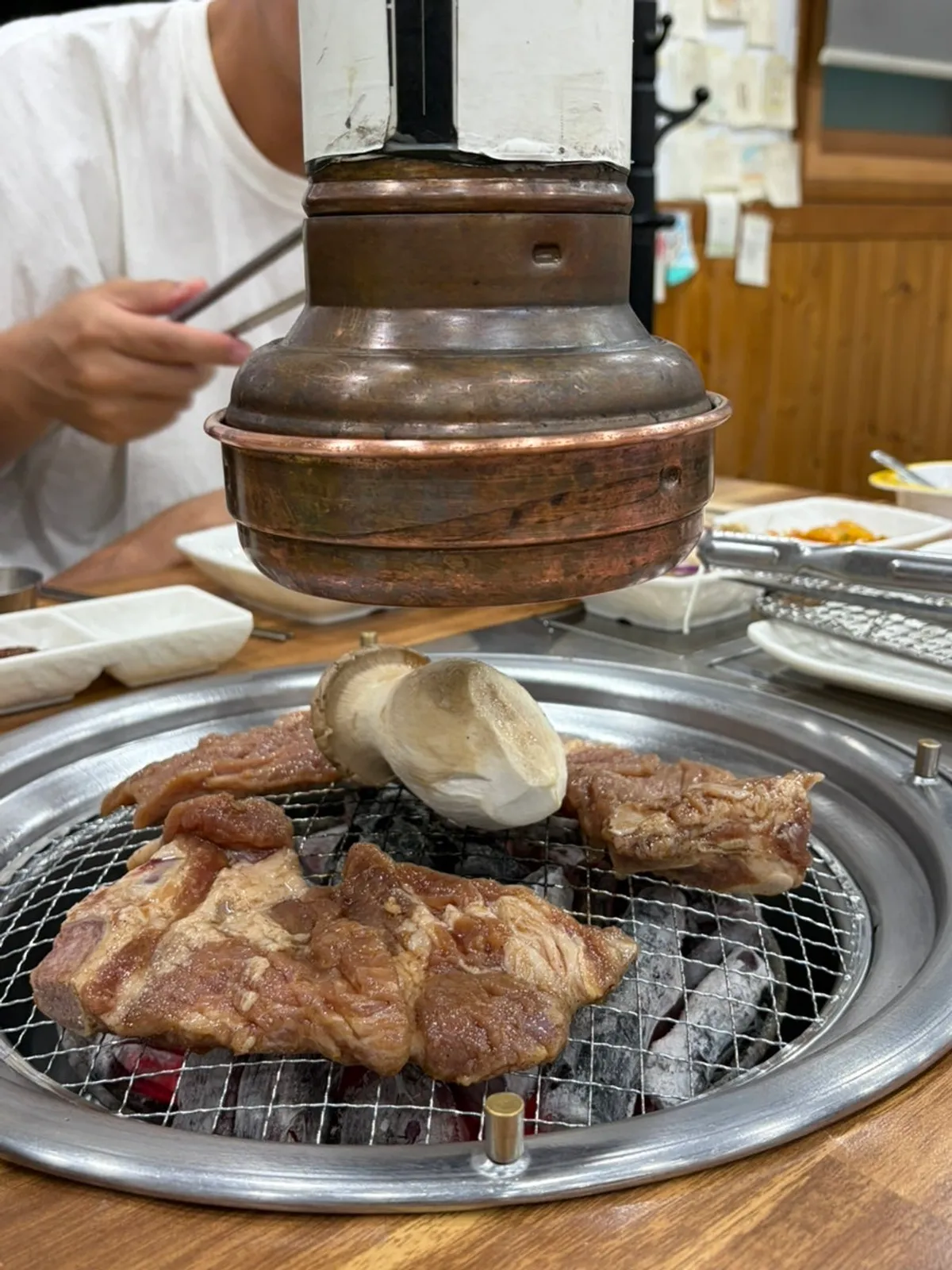 숯불 위에 올린 양념갈비