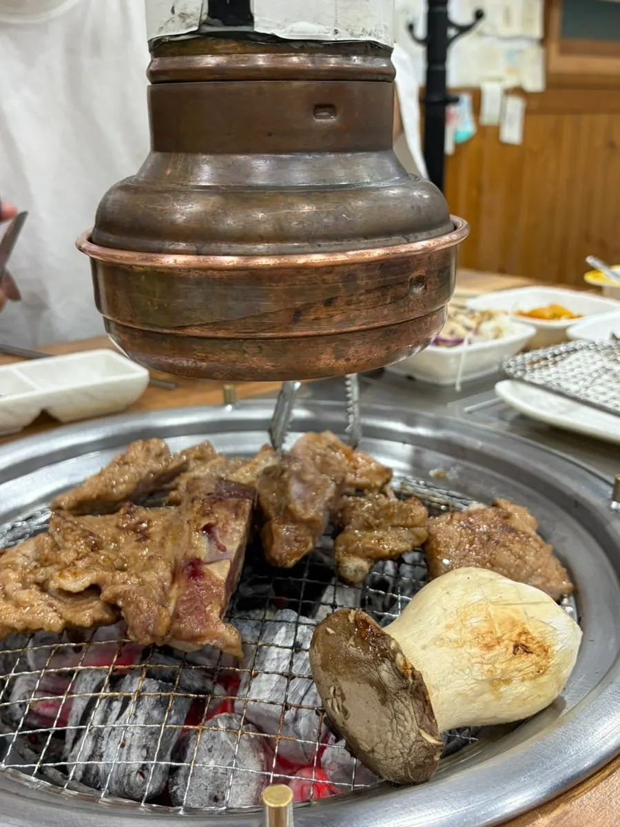 숯불에서 익기를 기다리는 양념갈비