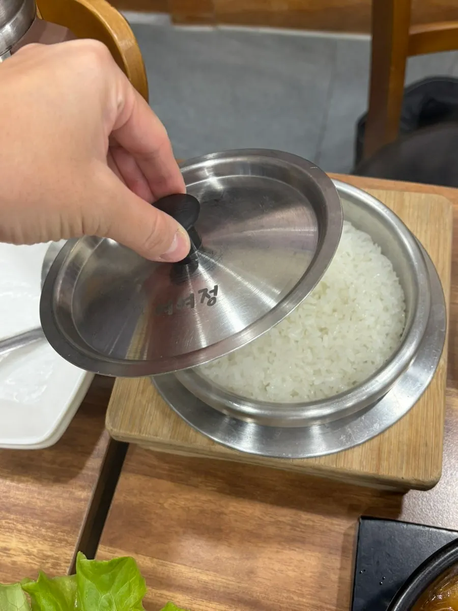 연기가 적었던 숯불 고기 식사
