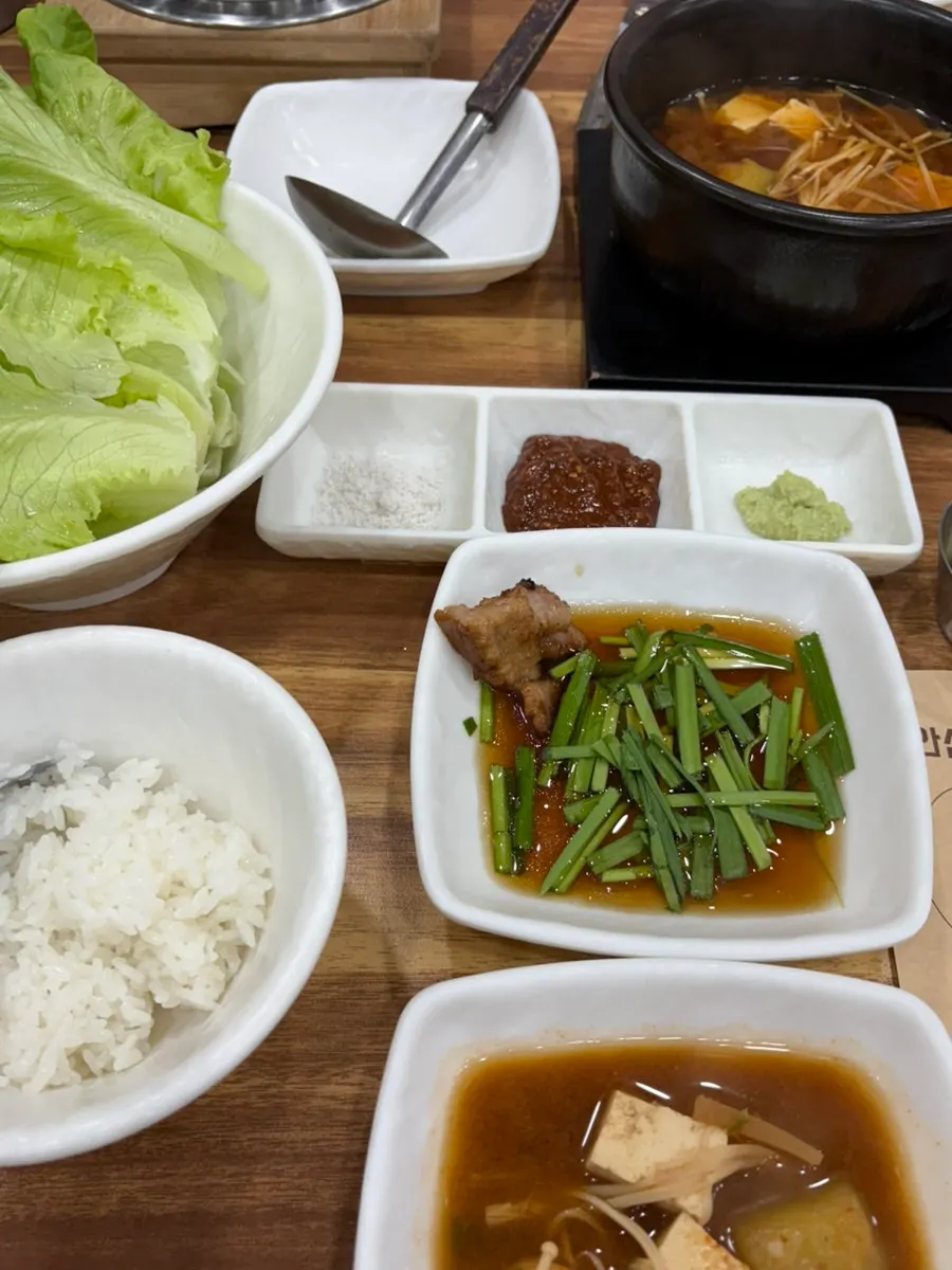 고기와 함께 차려진 식사