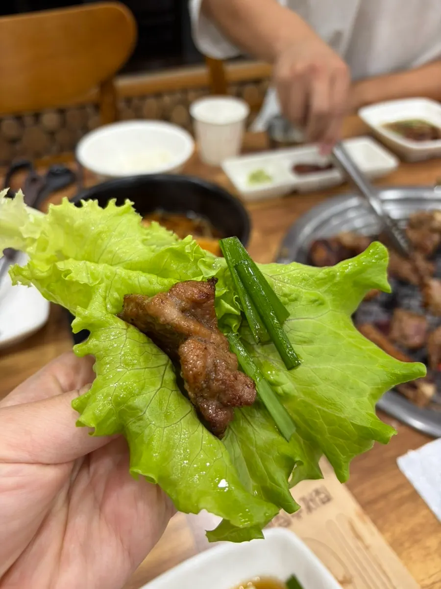 솥밥을 먹는 아기 한 입