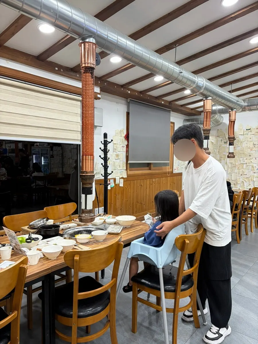 아이들 그림이 붙은 벽면