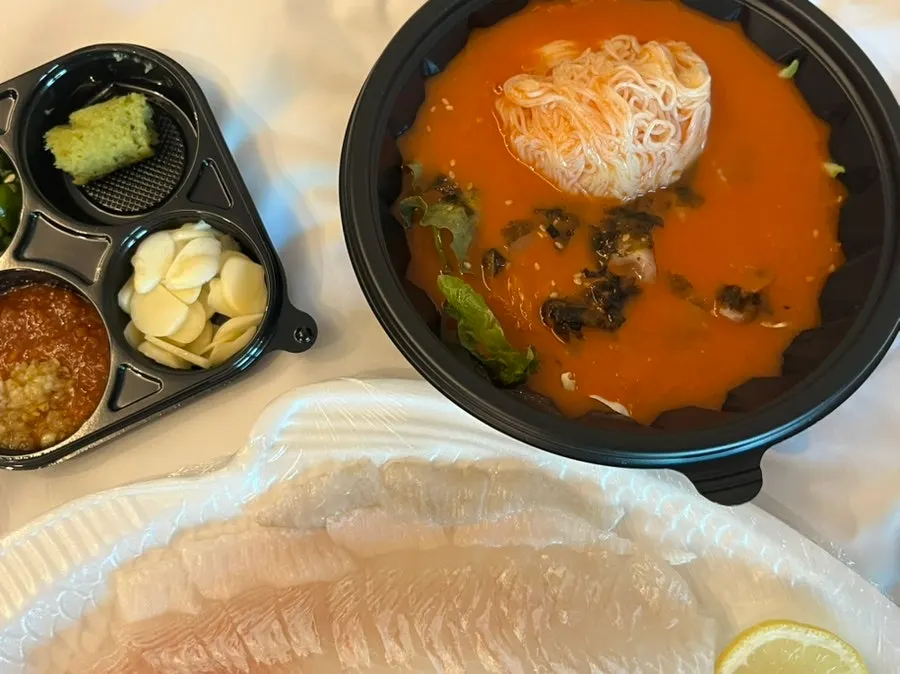 깻잎과 마늘, 와사비가 담긴 곁들임 접시
