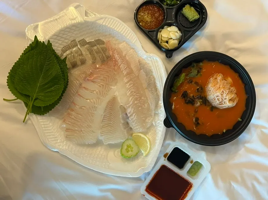 객실 테이블에 차린 회 포장 한상