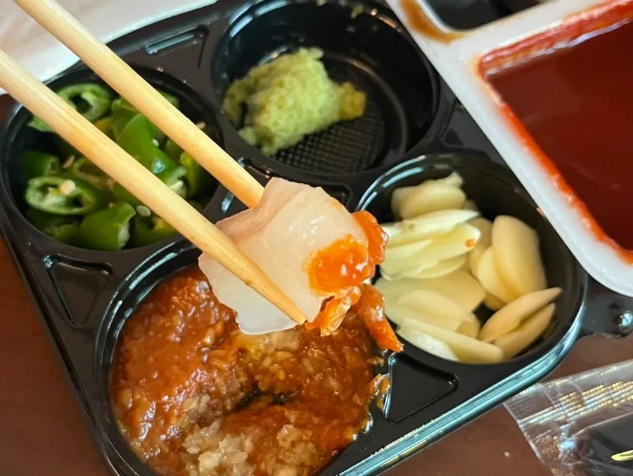 물회를 그릇에 부어 완성한 모습