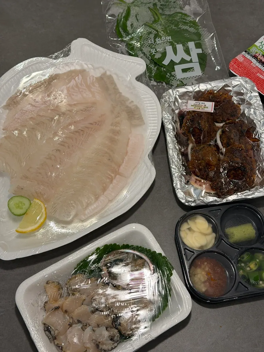 Takeout sashimi spread out at the pension