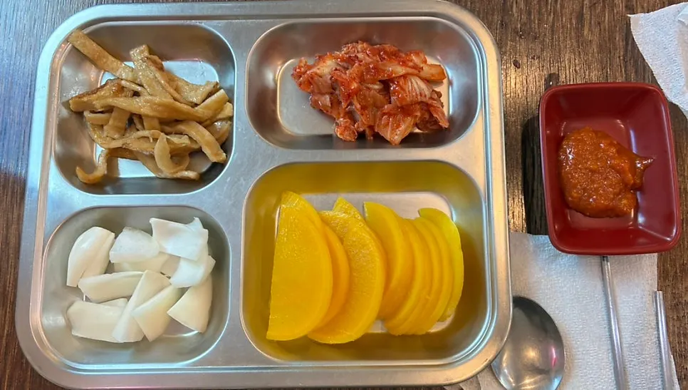 儿童椅和儿童餐具照片