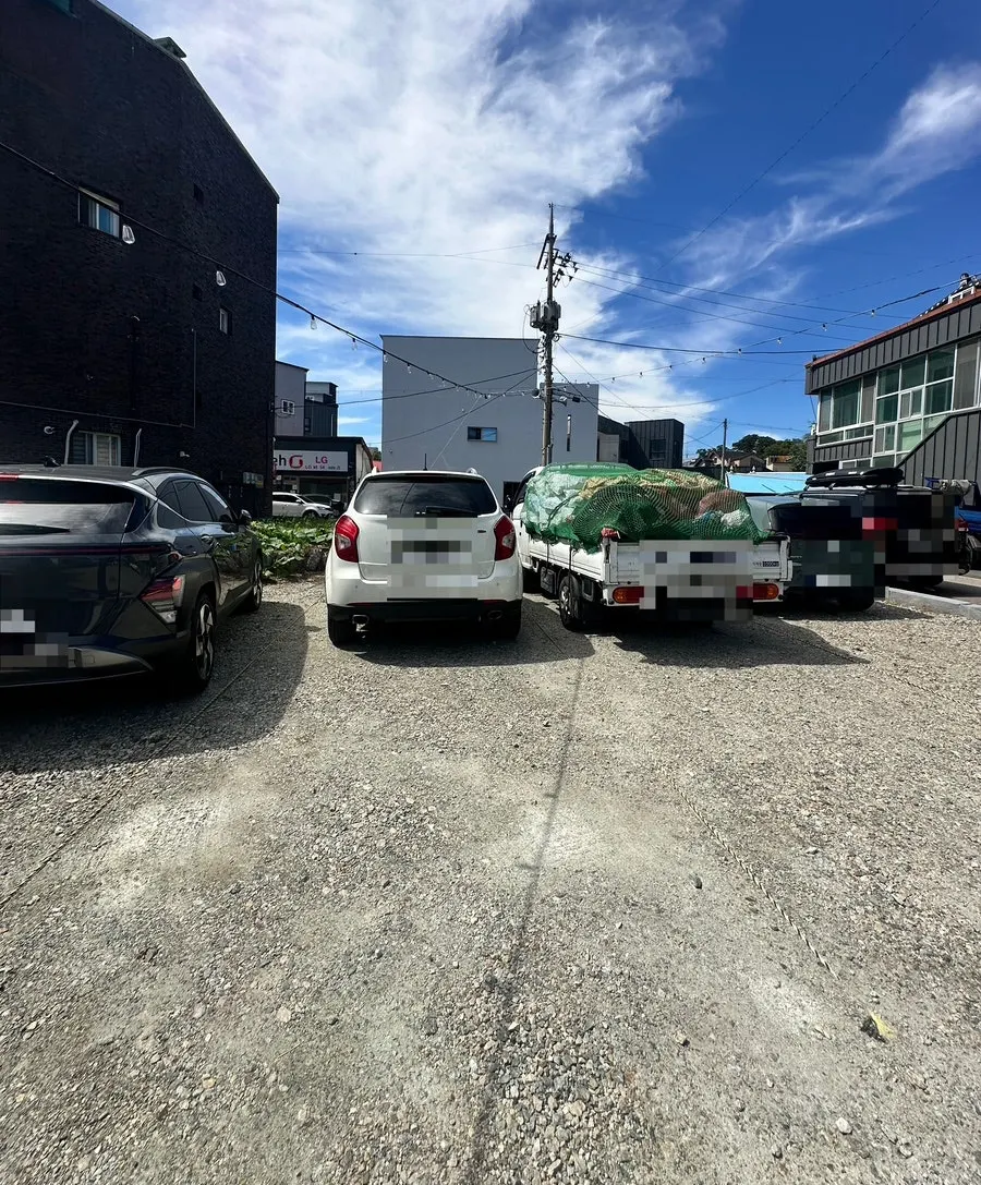 Restaurant parking area fitting 5–6 cars