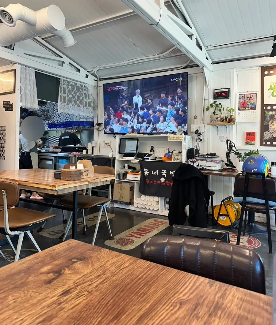 Overall view of the dining room when empty