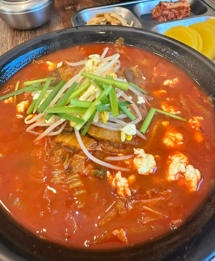 Chicken jjamppong rice, visually similar to yukgaejang