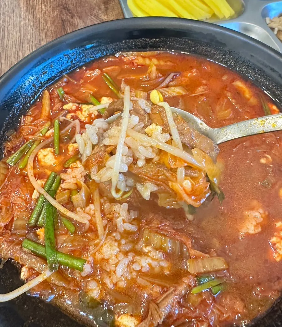 Chicken jjamppong rice broth with chicken, bean sprouts, and chives