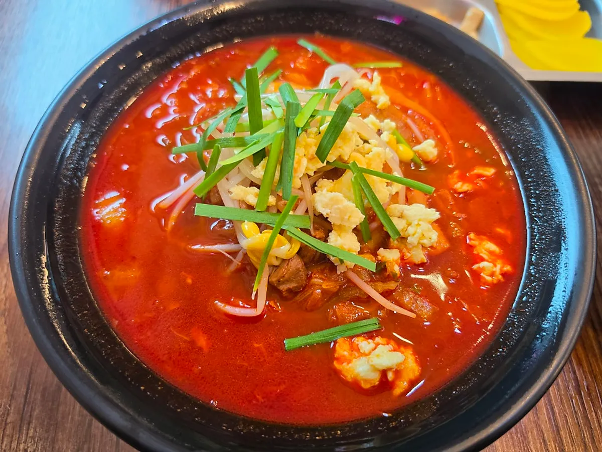 Comida para el resaca de dak jjamppong en Yangyang