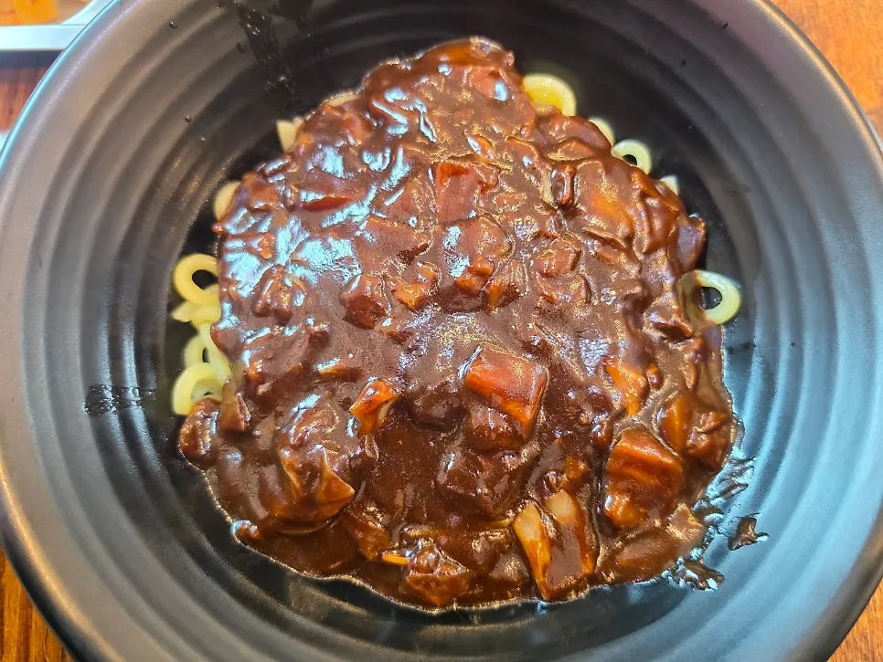 Dak jjamppong picante con caldo de pollo