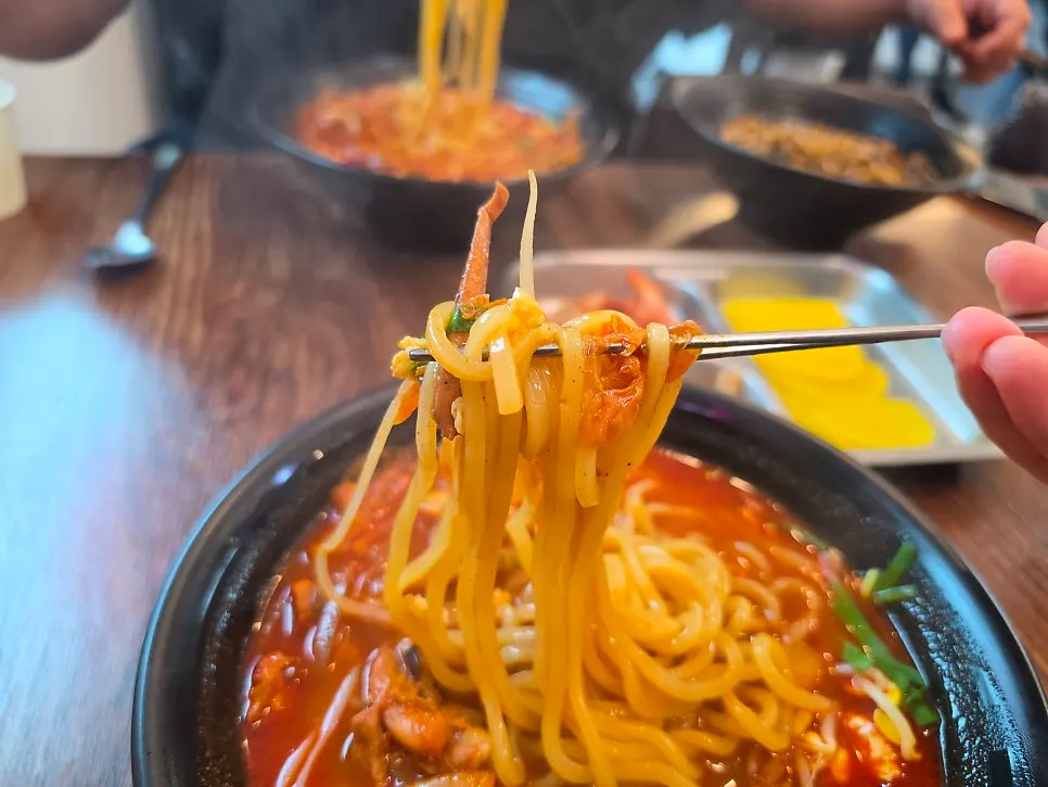 Dak jjamppong con pimienta y arroz para el resaca en Dongne Oppa