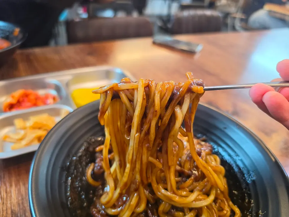 Fideos elásticos del jajangmyeon