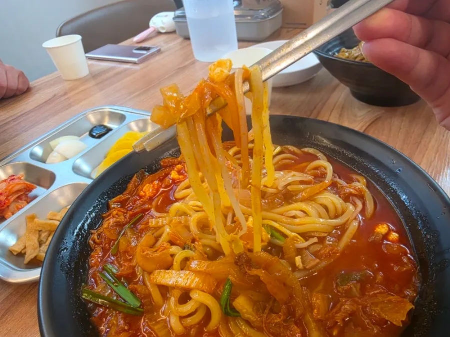 아기의자와 아기 식기 관련 사진