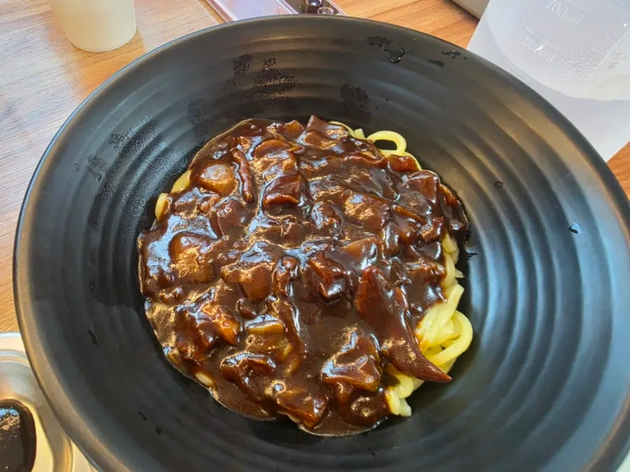 닭짬뽕과 자장면 식사 관련 사진