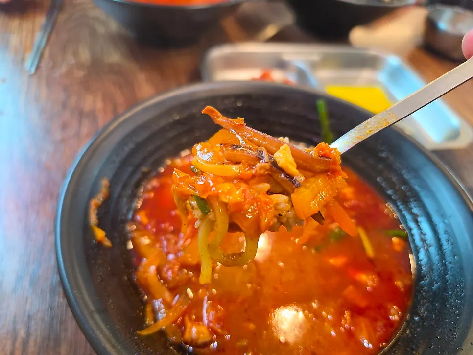 Comida acompañada con cuenco de arroz
