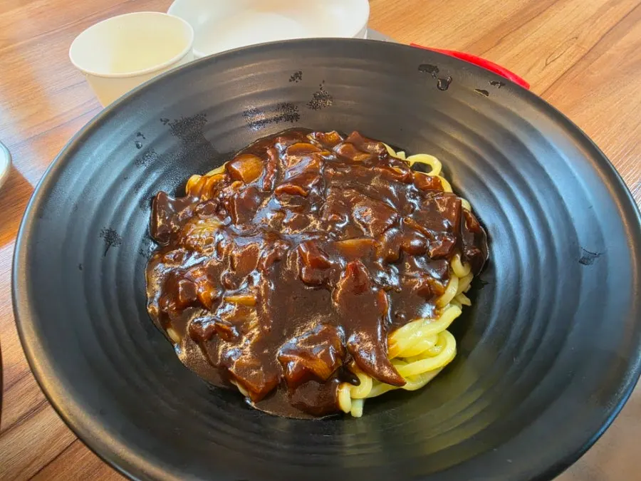 닭짬뽕과 자장면 조합 관련 사진