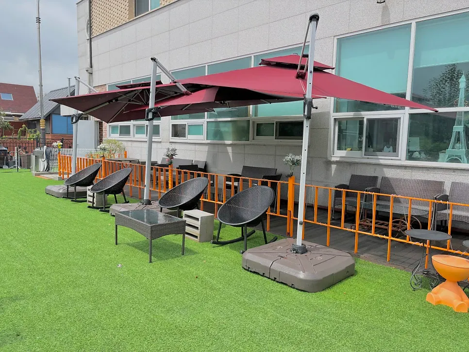 The 60-pyeong outdoor yard covered in artificial turf