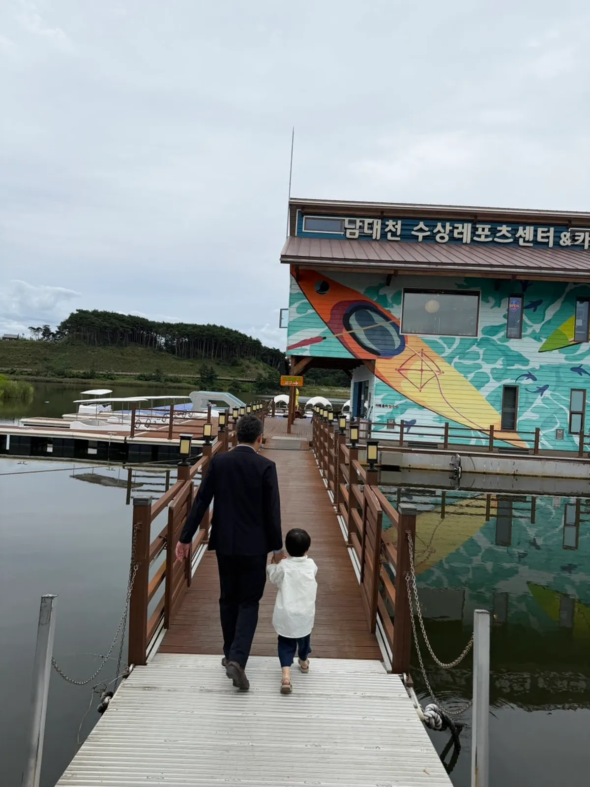 양양 남대천 물 위에 떠 있는 카페 둔치 외관