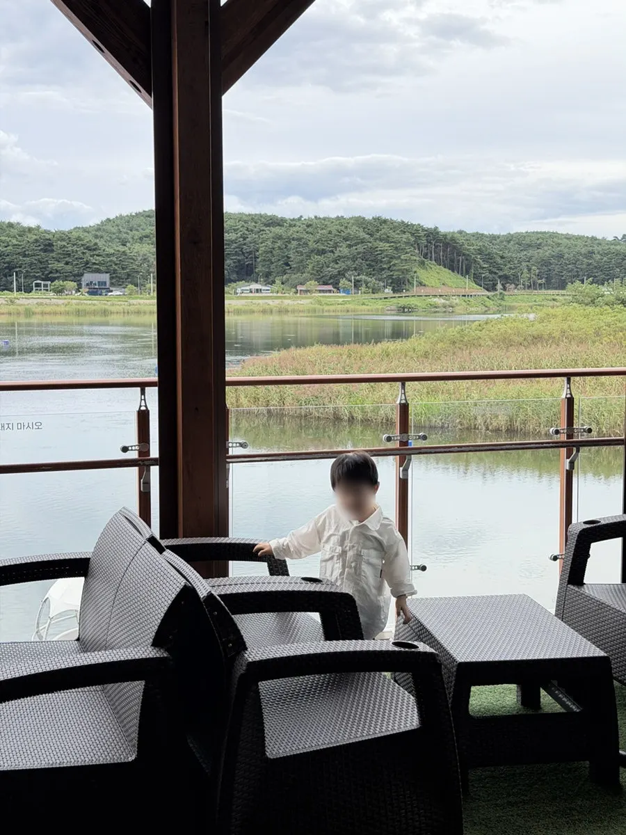 카페 둔치 실내 음료 공간