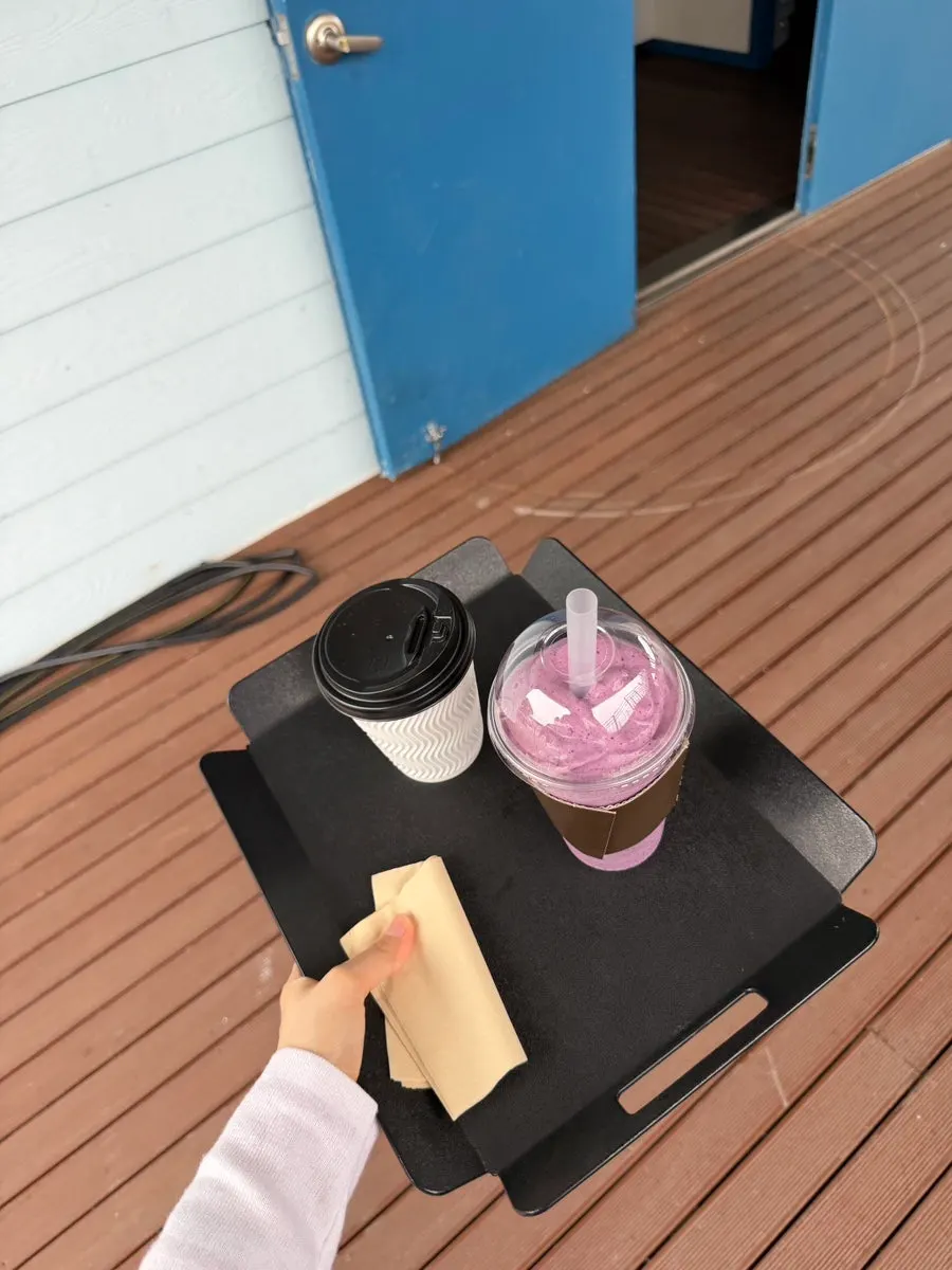 카페 둔치에서 주문한 음료가 놓인 테이블