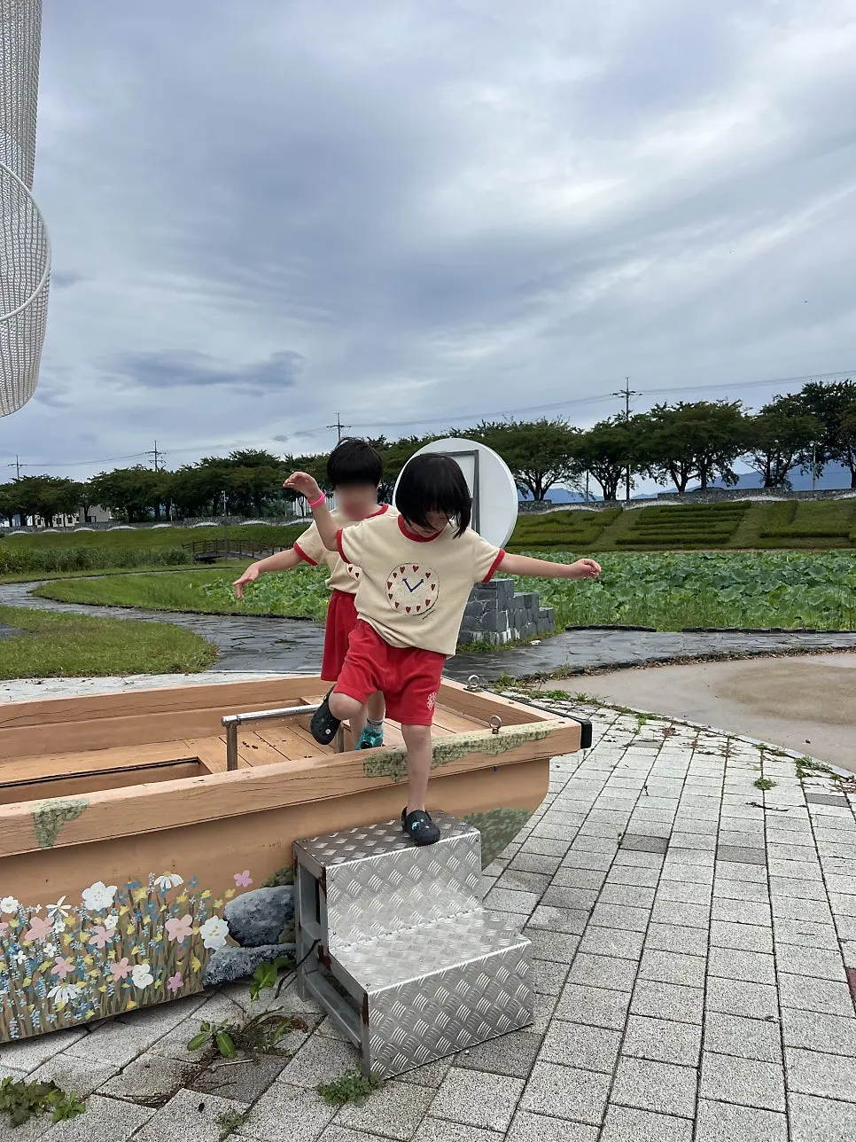 배 모양 포토존에서 찍은 사진
