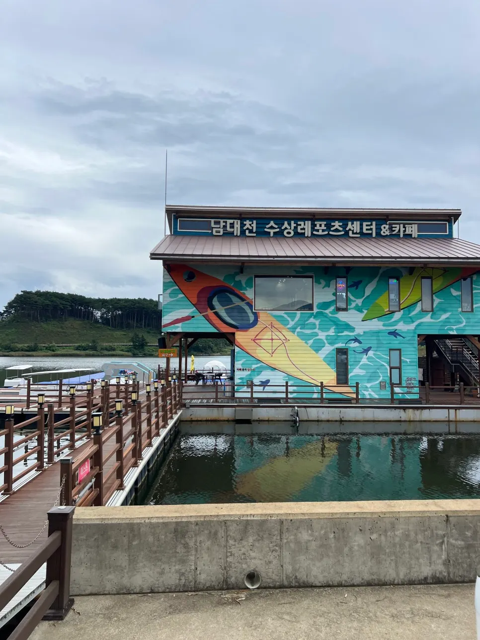 카페 둔치 건물로 이어지는 데크 길