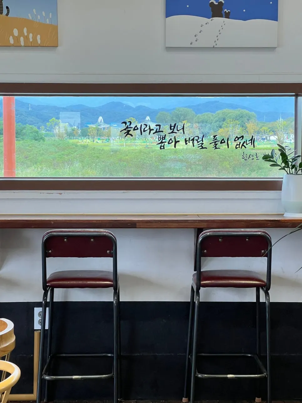 주말 오전 손님이 많은 카페 둔치 내부