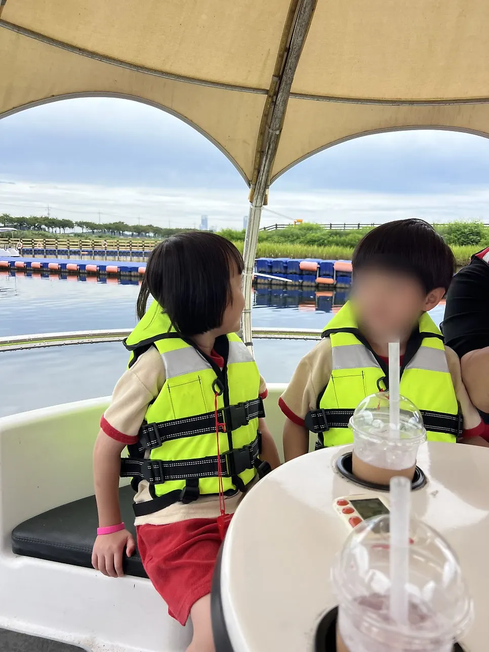 음료 꽂을 공간이 있는 전동보트 테이블