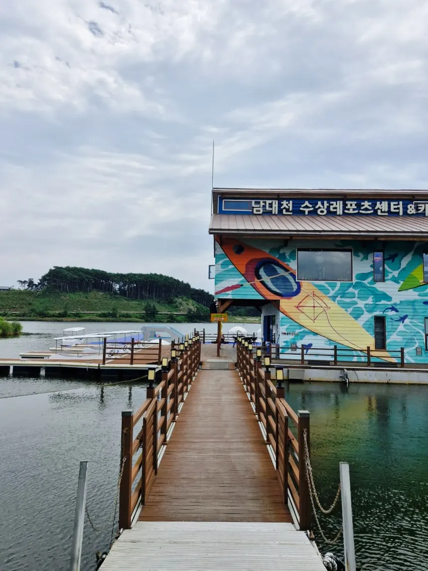 느티나무 앞에서 기념사진을 남기는 가족