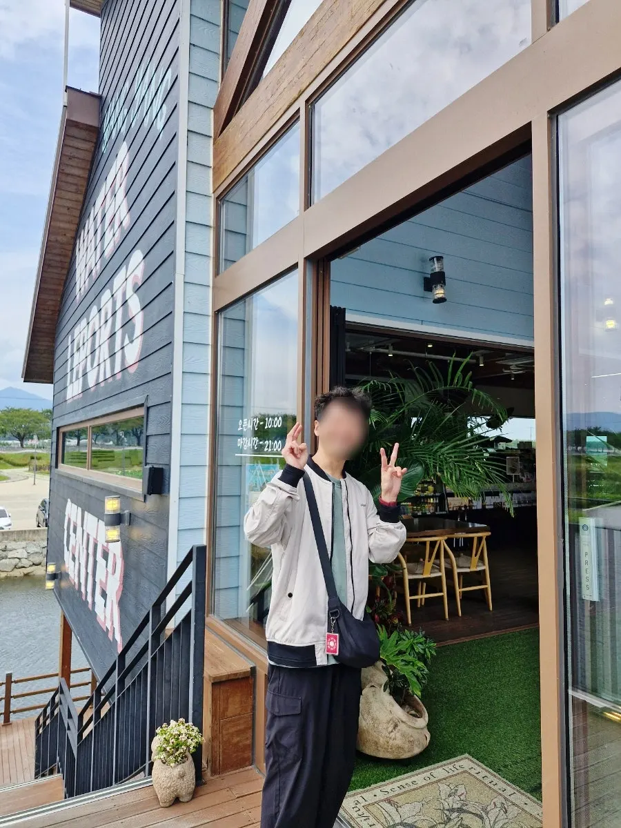 남대천 위에 떠 있는 카페 둔치 건물 전경