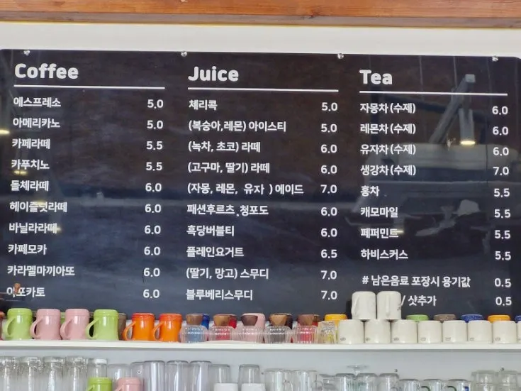 카페 둔치 주문 카운터와 메뉴판