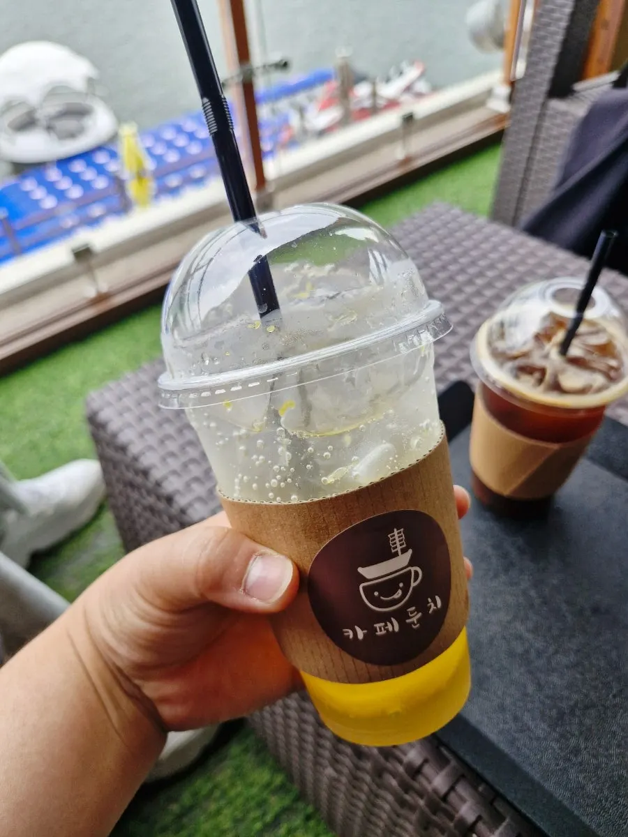 아이스아메리카노와 레몬에이드 테이크아웃 컵