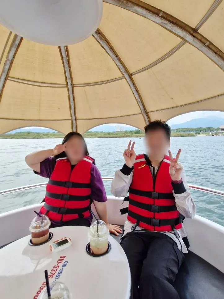 블루투스 스피커에 음악을 연결한 보트 내부