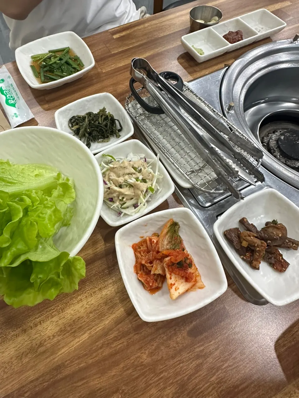 Basic side dishes at Yeoyejeong including lettuce wraps, kimchi, and chive salad