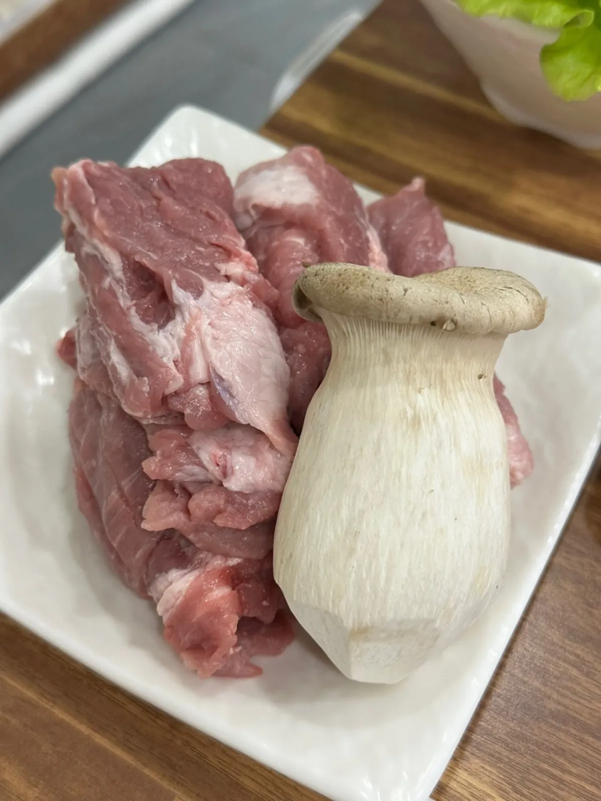Yeoyejeong's salt-aged fresh ribs served with mushrooms