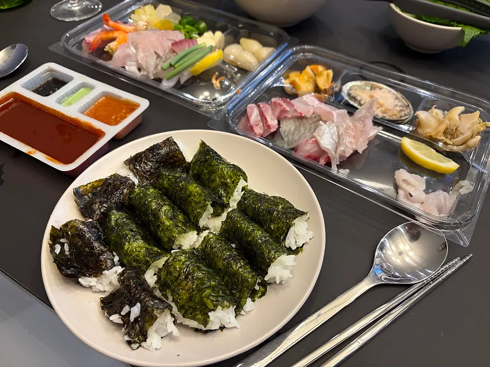 편의점에서 사온 조미김과 햇반