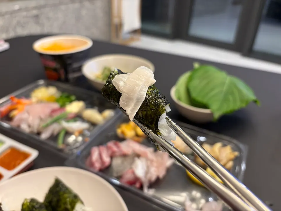 조미김에 햇반과 광어를 올린 소금김밥 조합