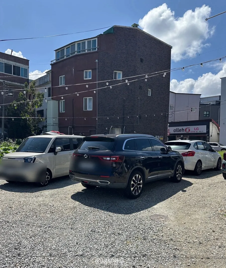 Spacious free parking lot in front of the restaurant